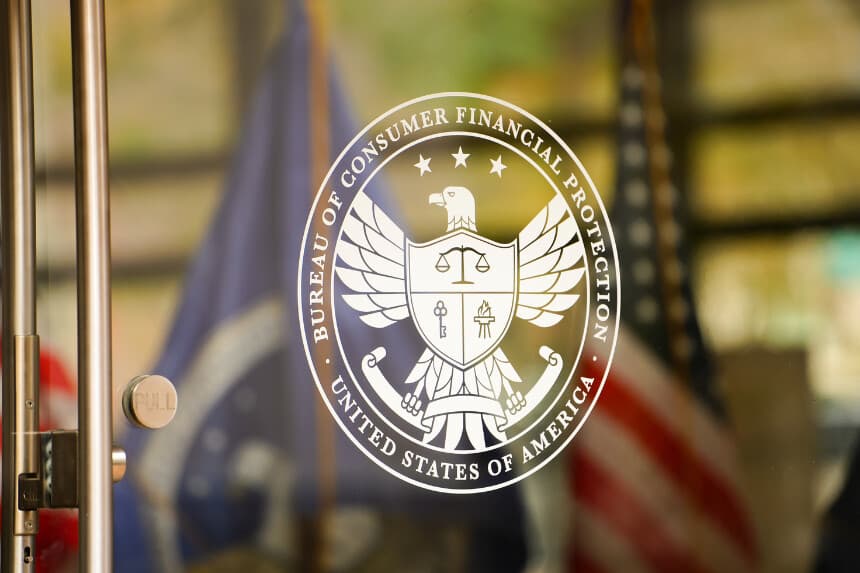 Senado impulsa recortes a agencia de protección financiera y sueldos en la Fed