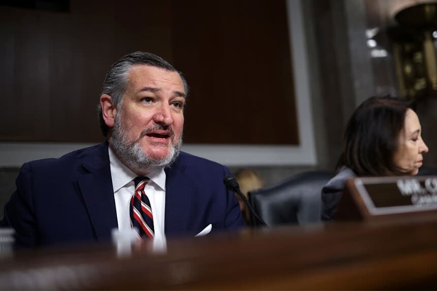 El presidente Ted Cruz (R-TX) pronuncia su discurso de apertura en una audiencia del Comité de Comercio, Ciencia y Transporte del Senado en el edificio Dirksen del Senado, en Washington, el 2 de abril de 2025. (Win McNamee/Getty Images).