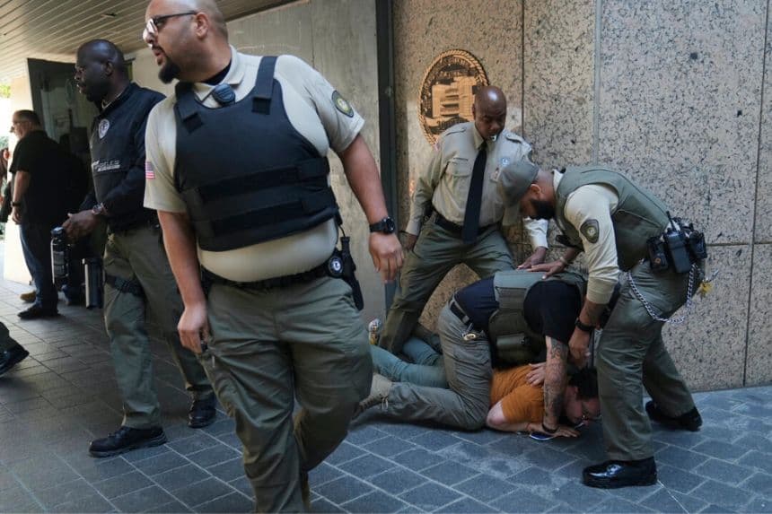 Las fuerzas del orden detienen a un manifestante en la Oficina Federal de Prisiones del Departamento de Justicia de los Estados Unidos tras una operación llevada a cabo por las autoridades federales de inmigración en Los Ángeles el 6 de junio de 2025. (Jae C. Hong/AP Photo)
