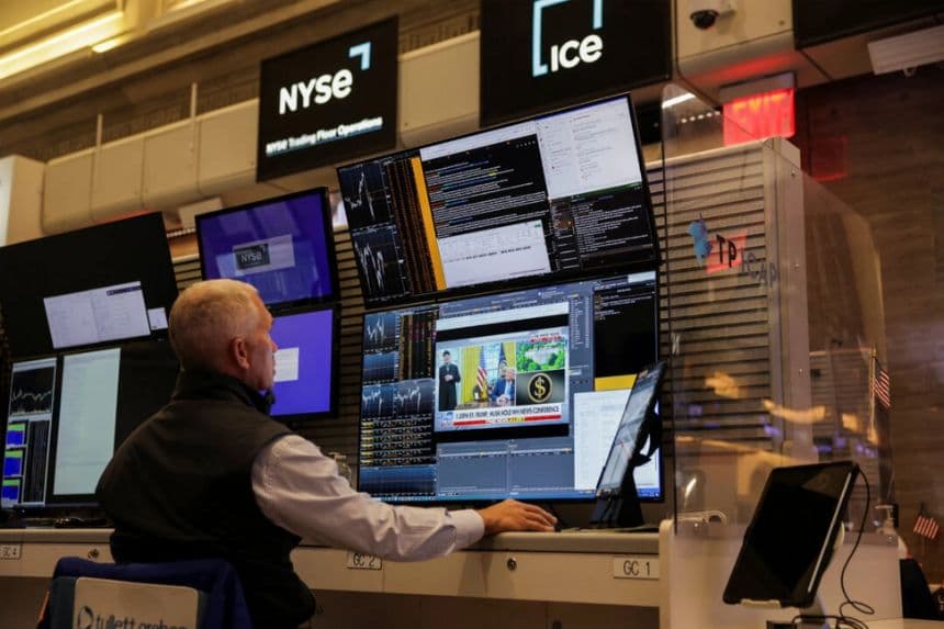 Una pantalla muestra al director ejecutivo de Tesla, Elon Musk, y al presidente de Estados Unidos, Donald Trump, mientras un operador de opciones sobre futuros trabaja en la sala de la Bolsa de Nueva York (NYSE) en la ciudad de Nueva York el 30 de mayo de 2025. (Jeenah Moon/REUTERS)