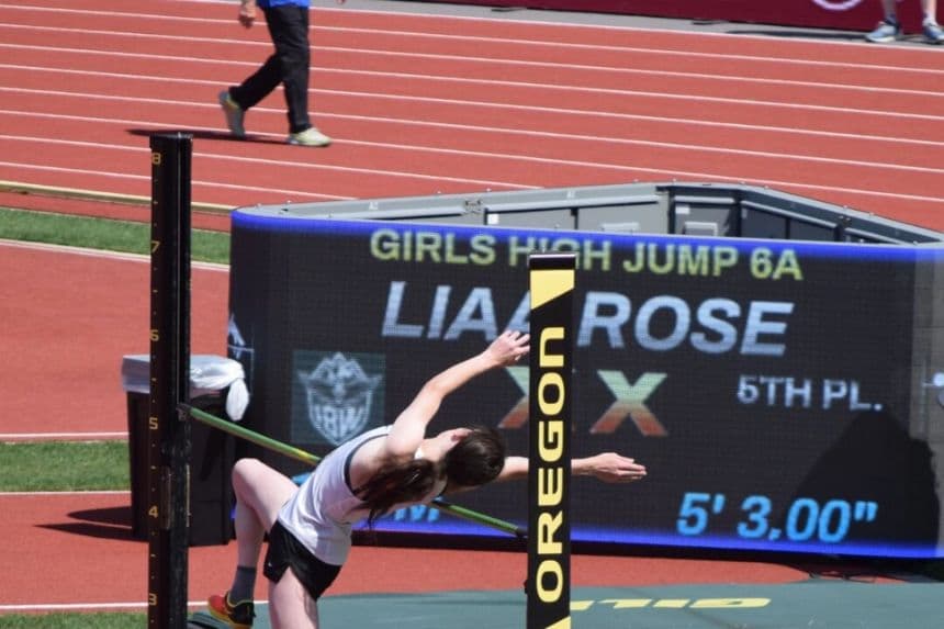 La atleta transgénero Liaa Rose terminó en quinto lugar en la división femenina del Campeonato de Atletismo de Institutos de Oregón (OSAA) celebrado en el Hayward Field de la Universidad de Oregón el 31 de mayo de 2025. 8Scottie Barnes/The Epoch Times)
