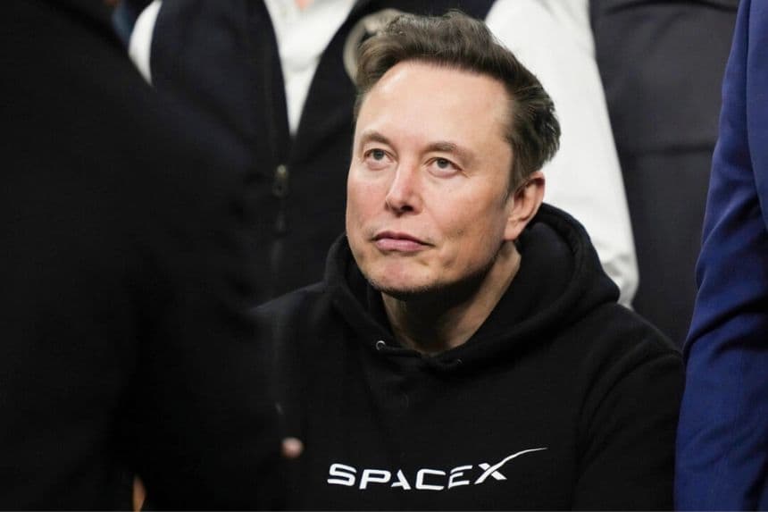 Elon Musk asiste a la final del campeonato de lucha libre de la NCAA en Filadelfia el 22 de marzo de 2025. (Matt Rourke/AP Photo)