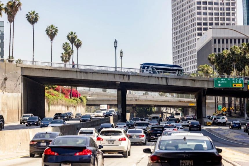 DOT dice que normas de combustibles de la era Biden violaron la ley y facilitan su reversión