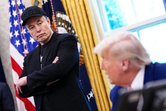 WASHINGTON, DC - 30 DE MAYO: El director ejecutivo de Tesla, Elon Musk, escucha al presidente de los Estados Unidos, Donald Trump, mientras habla con los periodistas en el Despacho Oval de la Casa Blanca el 30 de mayo de 2025 en Washington, DC. Musk, que fue asesor de Trump y dirigió el Departamento de Eficiencia Gubernamental, anunció que dejaría su cargo en la administración Trump para volver a centrarse en sus negocios. Foto de Kevin Dietsch/Getty Images.