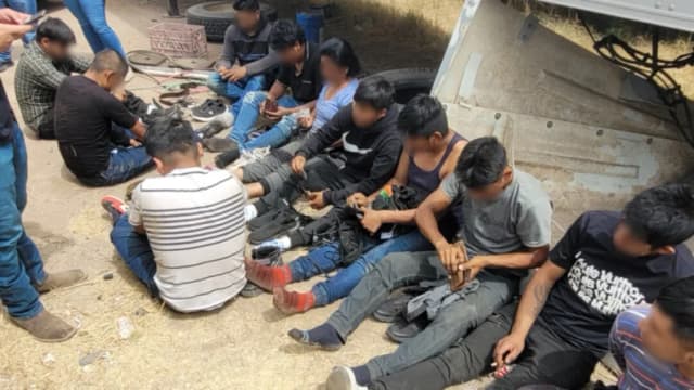 Encuentran 17 inmigrantes ilegales hacinados en vehículos con "calor extremo", dice Patrulla Fronteriza