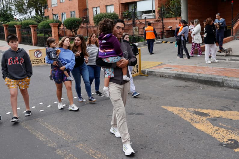 Personas salen de sus apartamentos tras un sismo de magnitud 6.5 este domingo, en Bogotá, Colombia. Un sismo de magnitud 6,5 sacudió en la mañana a Colombia sin que hasta el momento haya información de víctimas o daños materiales, informó el Servicio Geológico Colombiano (SGC). (EFE/ Mauricio Dueñas) Castañeda
