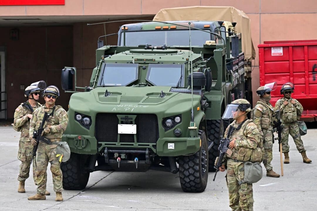 Miembros de la Guardia Nacional montan guardia frente al Centro Metropolitano de Detención en el centro de Los Ángeles el 8 de junio de 2025. (Frederic J. Brown/AFP a través de Getty Images)