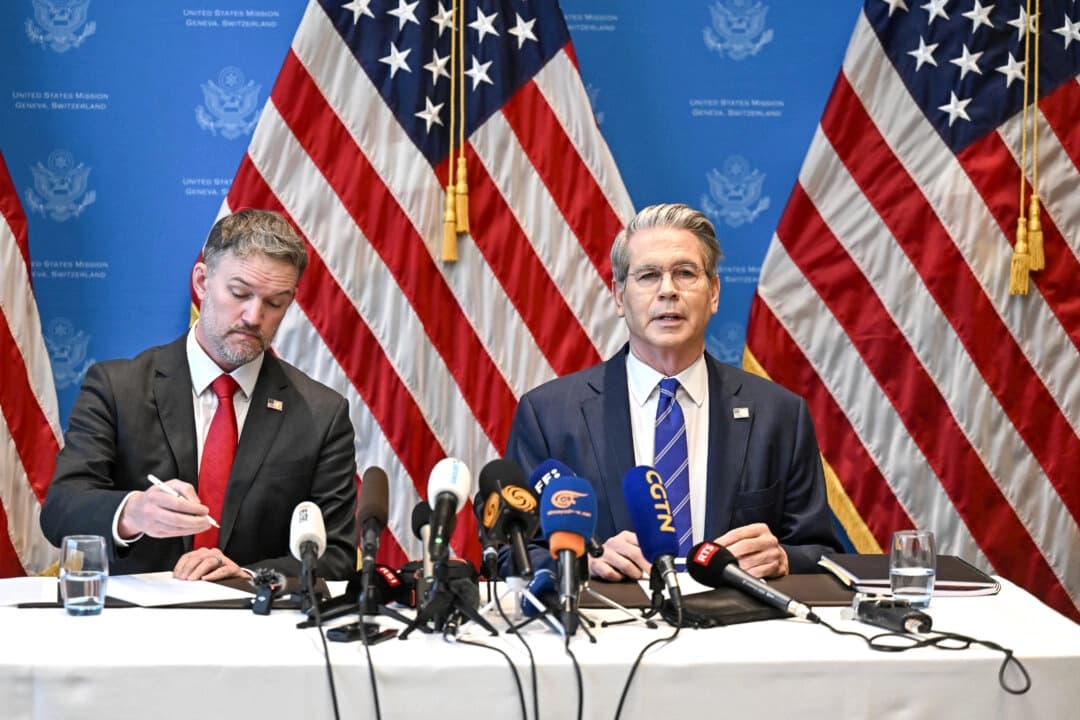 El secretario del Tesoro de EE. UU., Scott Bessent (derecha), y el representante comercial de EE. UU., Jamieson Greer, ofrecen una rueda de prensa en Ginebra el 12 de mayo de 2025. (Fabrice Coffrini/AFP a través de Getty Images)