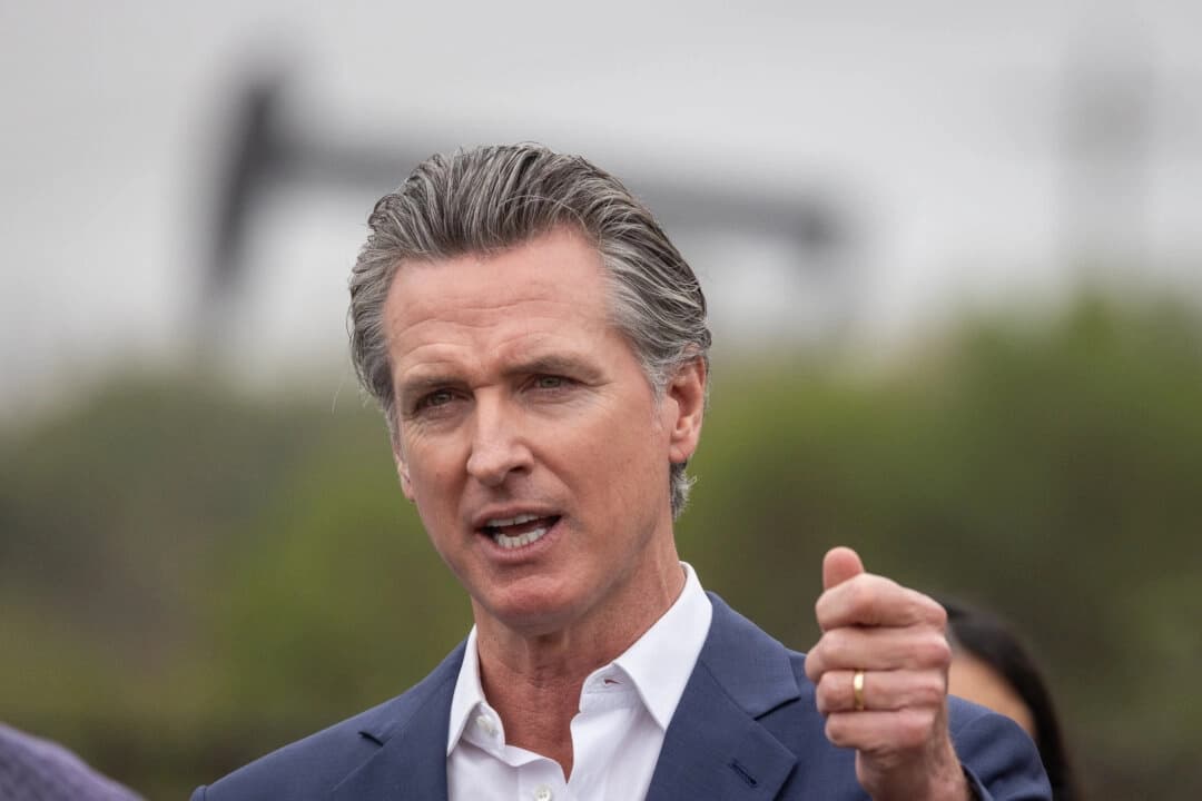 Newsom pide formalmente retirar a la Guardia Nacional y desafía a Homan a arrestarlo
