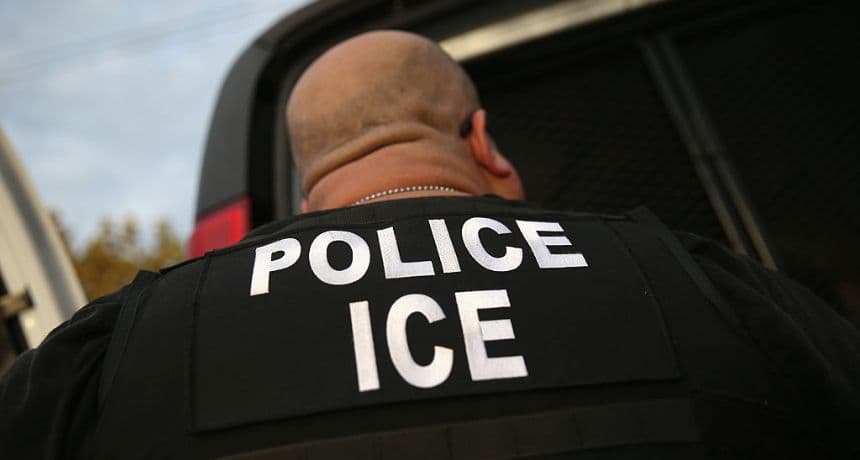 Agentes del Servicio de Inmigración y Control de Aduanas de Estados Unidos (ICE) detienen a un inmigrante, el 14 de octubre de 2015 en Los Ángeles, California. (John Moore/Getty Images)