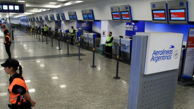 Aerolíneas Argentina cancela y reprograma vuelos por una huelga de pilotos