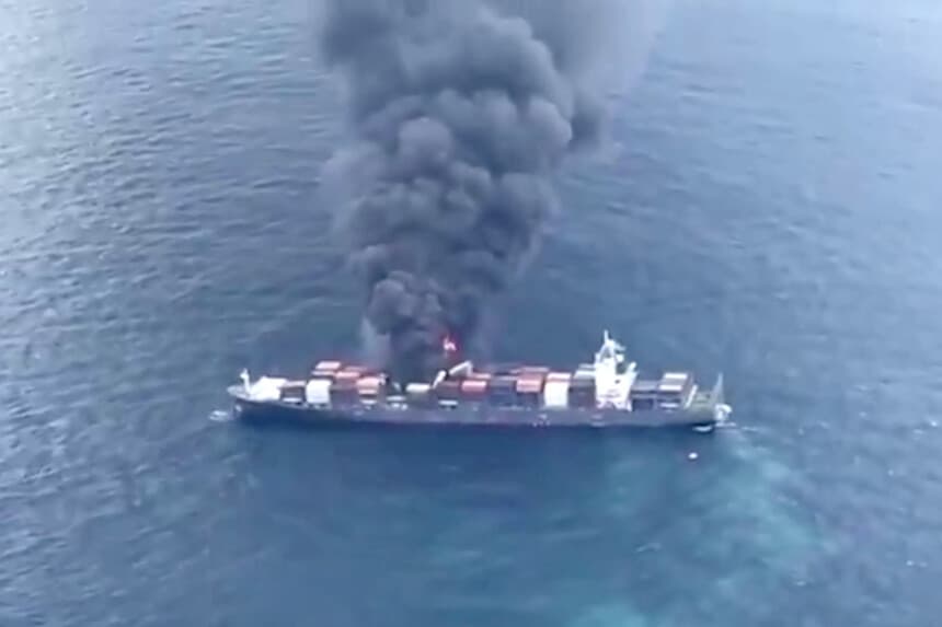 En esta captura de pantalla, se ve humo saliendo de un buque de carga con bandera de Singapur en el océano Índico. (Captura de pantalla de NTD, Guardia Costera de la India a través de Reuters).