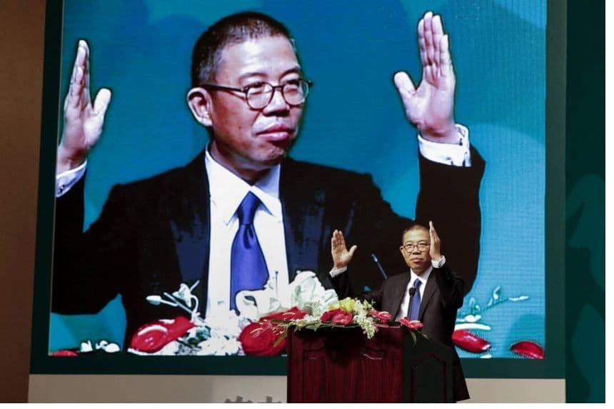 Zhong Shanshan, presidente de Nongfu Spring, empresa productora de agua mineral, y de otra empresa farmacéutica, hace un gesto durante una rueda de prensa celebrada en Beijing el 6 de mayo de 2013. (Str/CNS/AFP a través de Getty Images)