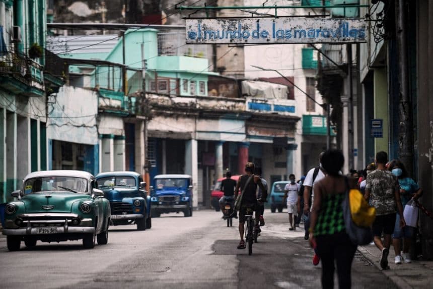 Cubanos caminan por una calle de La Habana, el 15 de julio de 2021. (Yamil Lage/AFP vía Getty Images)
