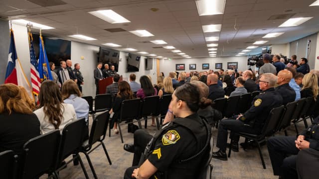 Detienen a cientos de presuntos depredadores sexuales de menores en Texas: FBI