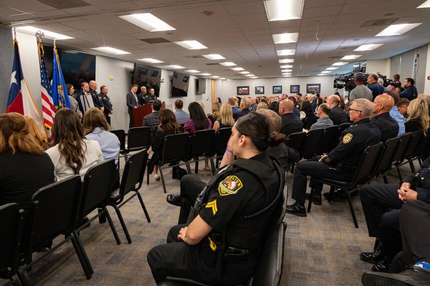 Agentes del FBI y otras agencias de Texas anuncian la detención de 244 sospechosos y el rescate de 109 niños en la Operación Soteria Shield en una rueda de prensa celebrada en Dallas el 10 de junio de 2025. (FBI Dallas a través de X).