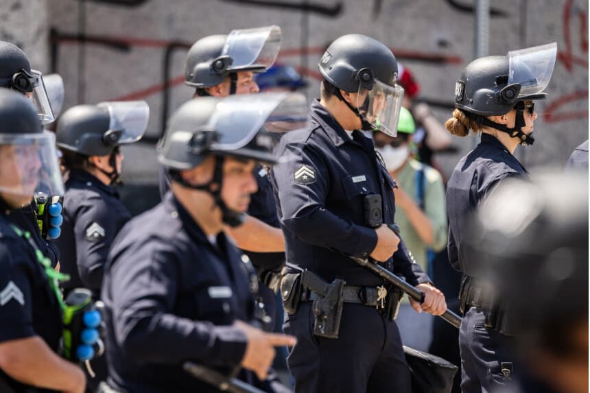 Policías bloquean una carretera que conduce a una instalación federal en el centro de Los Ángeles el 9 de junio de 2025. (John Fredricks/The Epoch Times).