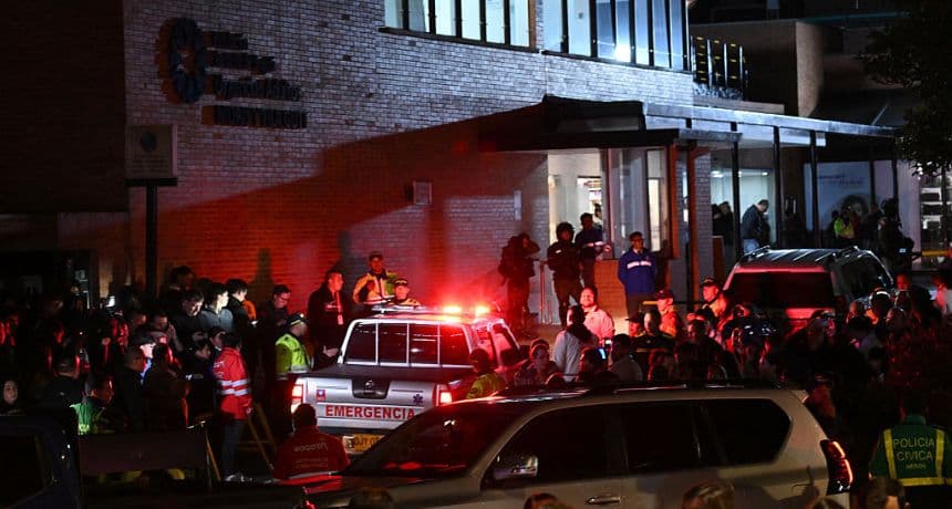 Personas esperan fuera de la Clínica Fundación Santa Fe, donde el senador Miguel Uribe Turbay recibe tratamiento médico tras ser tiroteado y herido en Bogotá, el 7 de junio de 2025. (RAUL ARBOLEDA/AFP a través de Getty Images)