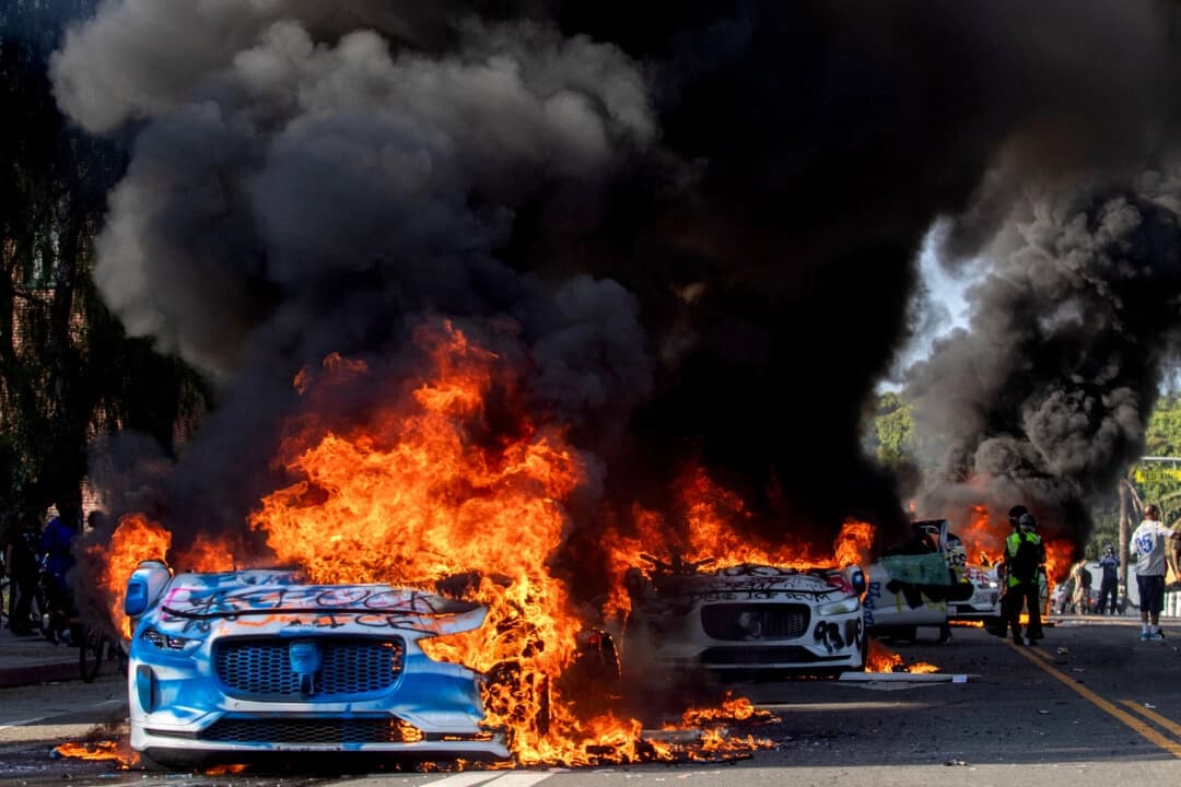 Carros autónomos incendiados en Los Ángeles el 8 de junio de 2025. (Apu Gomes/Getty Images)