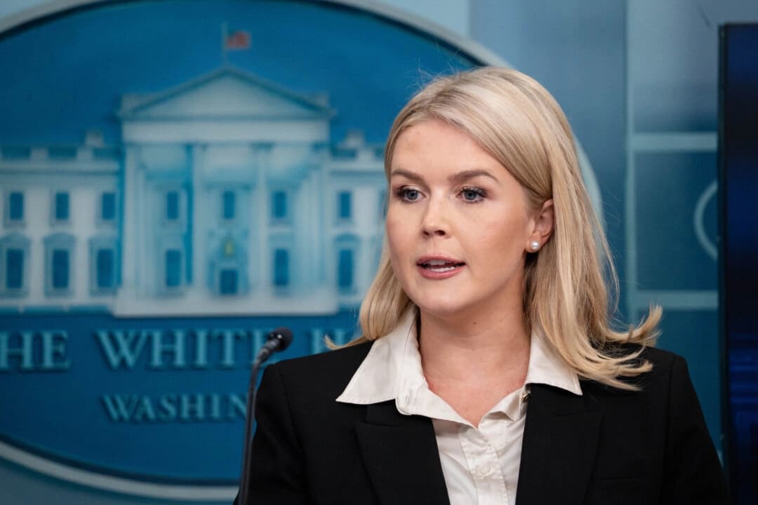 La secretaria de prensa de la Casa Blanca, Karoline Leavitt, habla con los periodistas en la Casa Blanca en Washington el 22 de mayo de 2025. (Madalina Vasiliu/The Epoch Times)