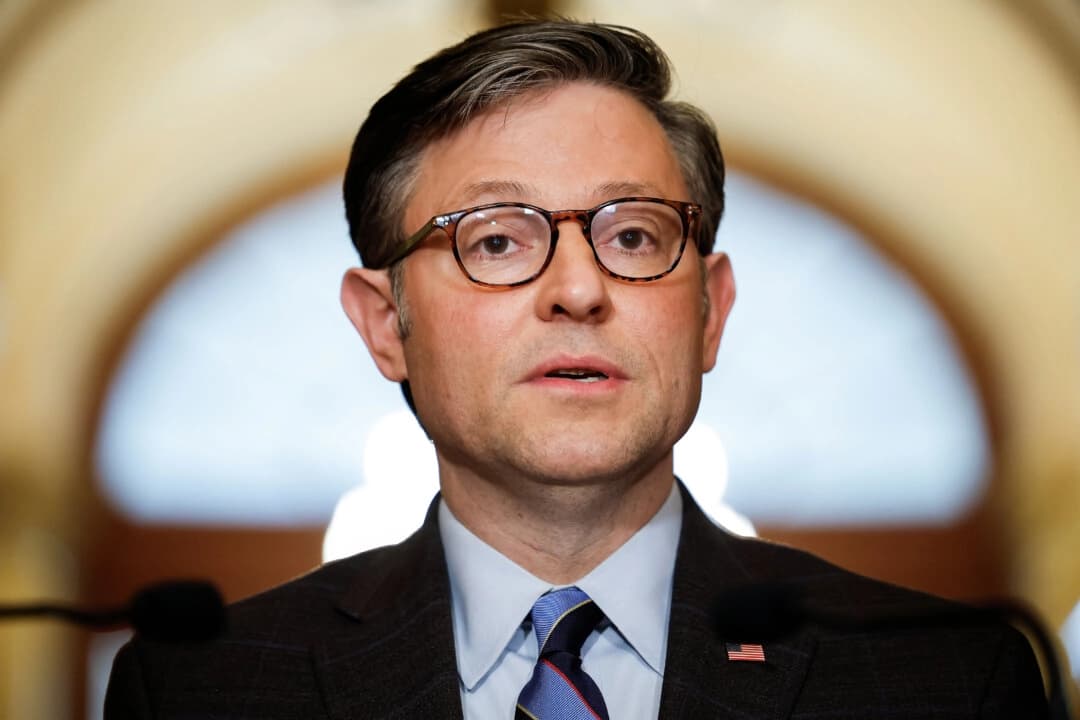 El presidente de la Cámara de Representantes, Mike Johnson (R-La.), hace una declaración a la prensa mientras recibe al presidente del Knesset israelí, Amir Ohana, en el Capitolio de Estados Unidos el 6 de febrero de 2024. (Chip Somodevilla/Getty Images)