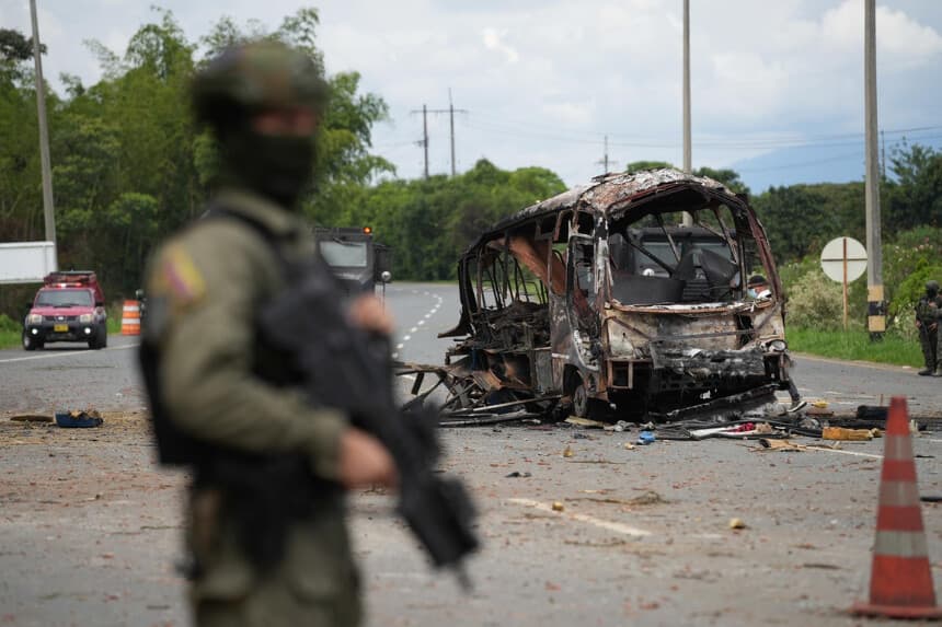 Fotografía de los escombros de un autobus ocasionados por una explosión ocurrida este martes, después del peaje de la población de Villa Rica (Colombia). EFE/ Ernesto Guzmán