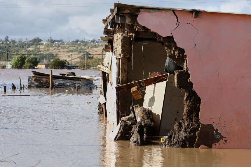 Mueren al menos 50 personas en inundaciones de Sudáfrica, según autoridades