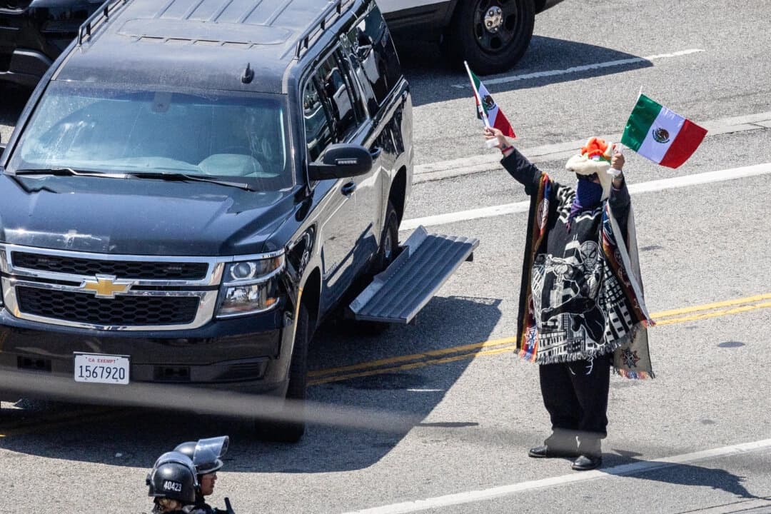 Un manifestante enfrenta a la policía en Los Ángeles el 8 de junio de 2025. (John Fredricks/The Epoch Times)