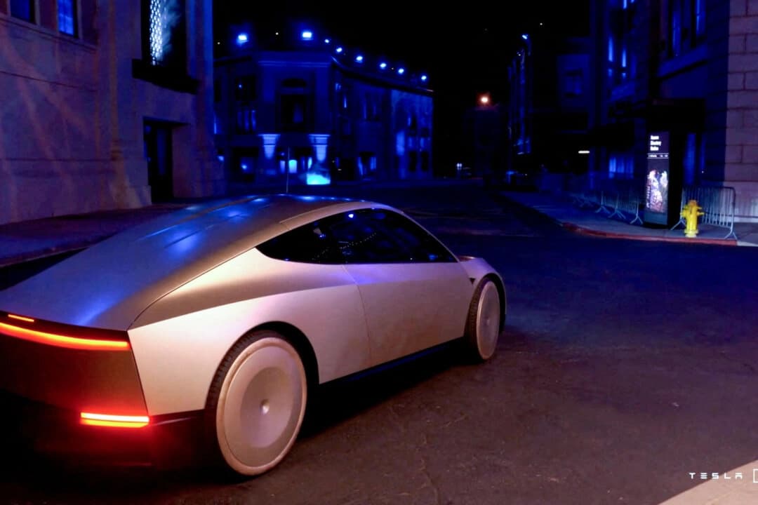 El director ejecutivo de Tesla y propietario de X, Elon Musk, viaja en el robotaxi de Tesla en un evento de presentación en Los Ángeles, California, el 10 de octubre de 2024, en esta imagen fija tomada de un vídeo. (Tesla vía Reuters).