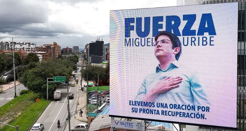 Una vista aérea muestra una valla publicitaria con el lema "Fuerza Miguel Uribe" en apoyo al senador Miguel Uribe Turbay, que resultó herido de bala durante un acto político el sábado en Bogotá, el 10 de junio de 2025. (RAÚL ARBOLEDA/AFP a través de Getty Images)