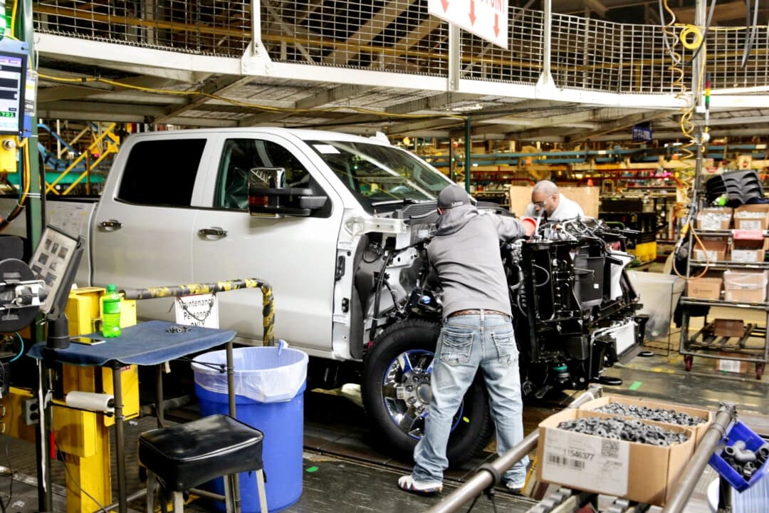 Empleados de General Motors trabajan en camionetas Chevrolet en una planta de Flint, Míchigan, el 5 de febrero de 2019. (Rebecca Cook/Reuters).