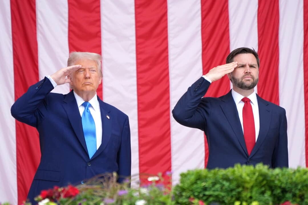 El presidente Donald Trump (izquierda) y el vicepresidente JD Vance saludan durante la 157.ª conmemoración del Día de los Caídos en el Cementerio Nacional de Arlington, en Arlington (Virginia), el 26 de mayo de 2025. (Jacquelyn Martin/AP Photo)