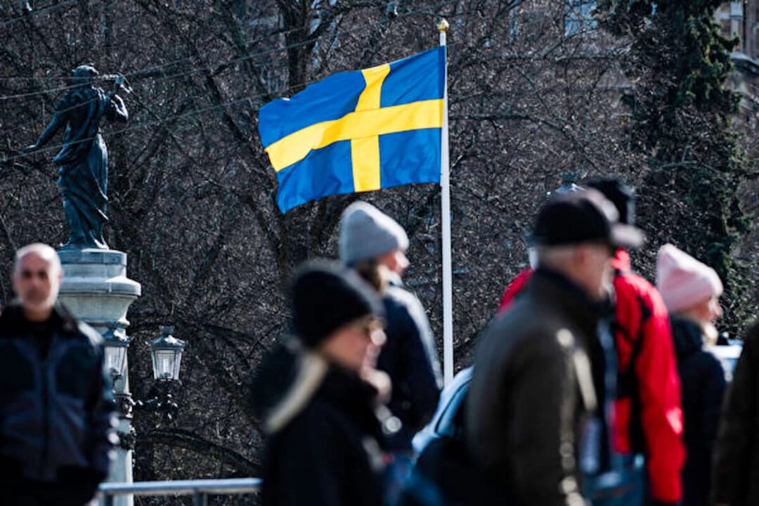 Una bandera sueca ondea en Estocolmo el 4 de abril de 2020. (JONATHAN NACKSTRAND/AFP a través de Getty Images).