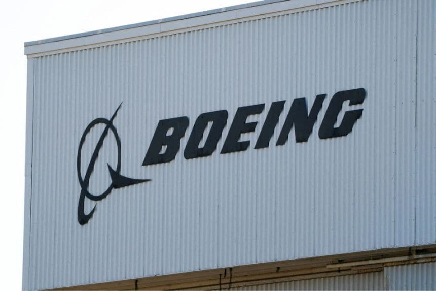 Se ve un cartel de Boeing en un edificio cerca del Boeing Field, mientras se intensifican las tensiones comerciales por los aranceles de Estados Unidos a China, en Seattle, Washington, el 22 de abril de 2025. (David Ryder/REUTERS Foto de archivo)