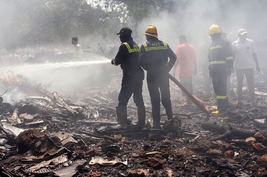 Bomberos trabajan en el lugar donde se estrelló el vuelo 171 de Air India en una zona residencial cerca del aeropuerto de Ahmedabad, India, el 12 de junio de 2025. (Sam Panthaky/AFP a través de Getty Images)
