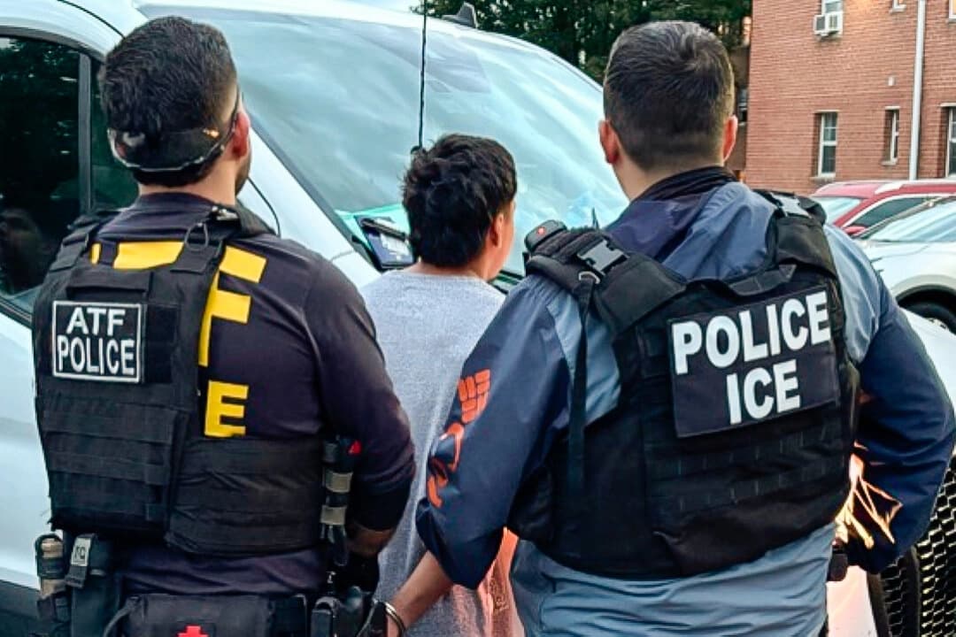 Agentes del Servicio de Inmigración y Control de Aduanas detienen a un inmigrante ilegal cerca de Washington en mayo de 2025. (Cortesía del Servicio de Inmigración y Control de Aduanas de EE. UU.).