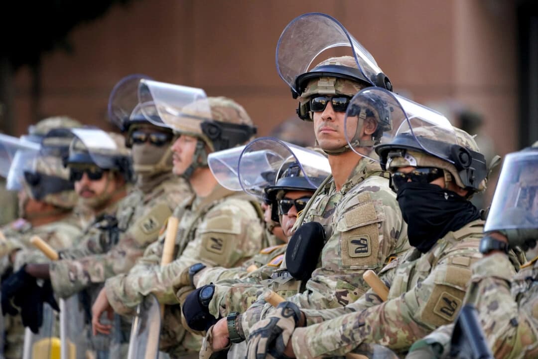 Miembros de la Guardia Nacional montan guardia frente al edificio federal Edward R. Roybal en Los Ángeles el 12 de junio de 2025. (David Ryder/Reuters)