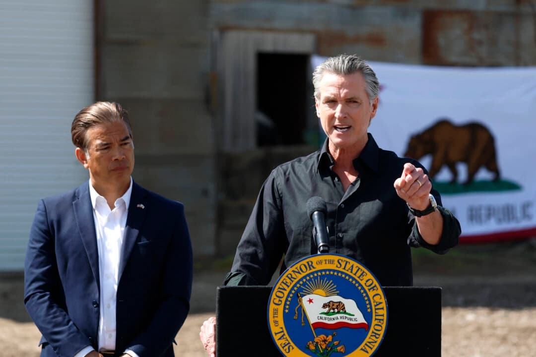 El gobernador de California, Gavin Newsom (D), habla mientras el fiscal general de California, Rob Bonta, observa durante una rueda de prensa en Gemperle Orchard, en Ceres (California), el 16 de abril de 2025. (Justin Sullivan/Getty Images)