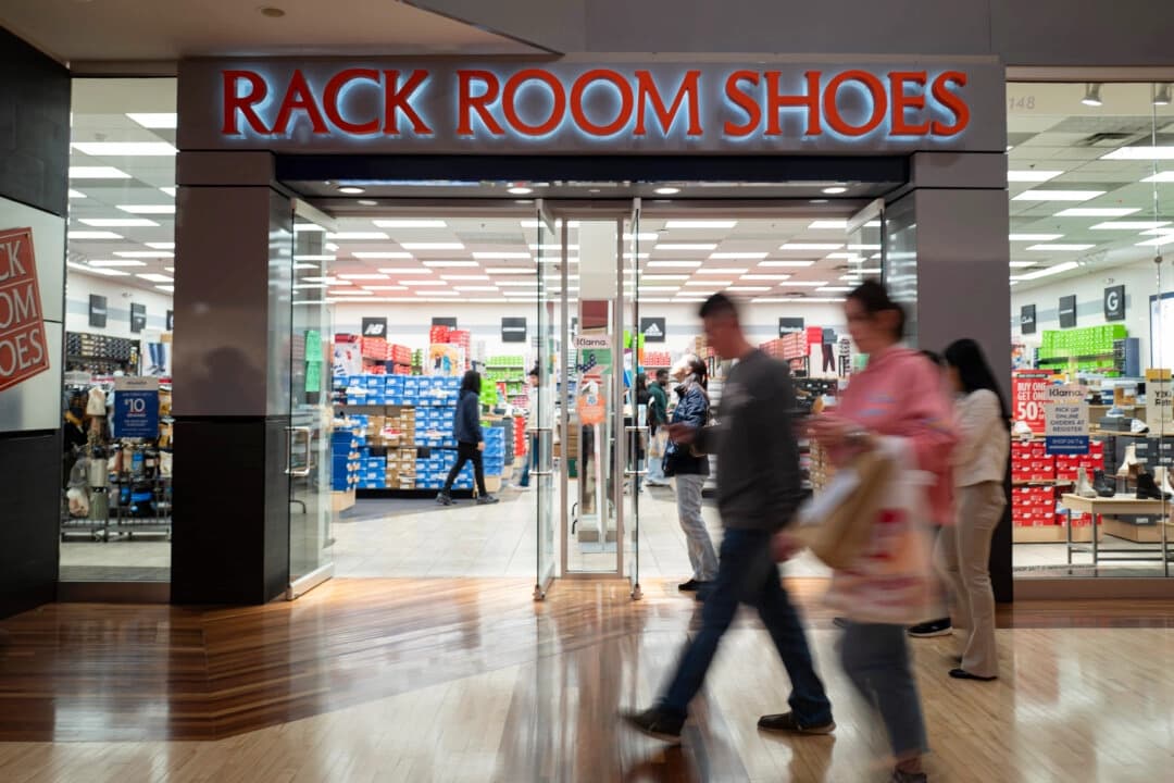 Los compradores cargan con sus compras del Black Friday en un centro comercial de Hanover, Maryland, el 29 de noviembre de 2024. (Madalina Vasiliu/The Epoch Times).