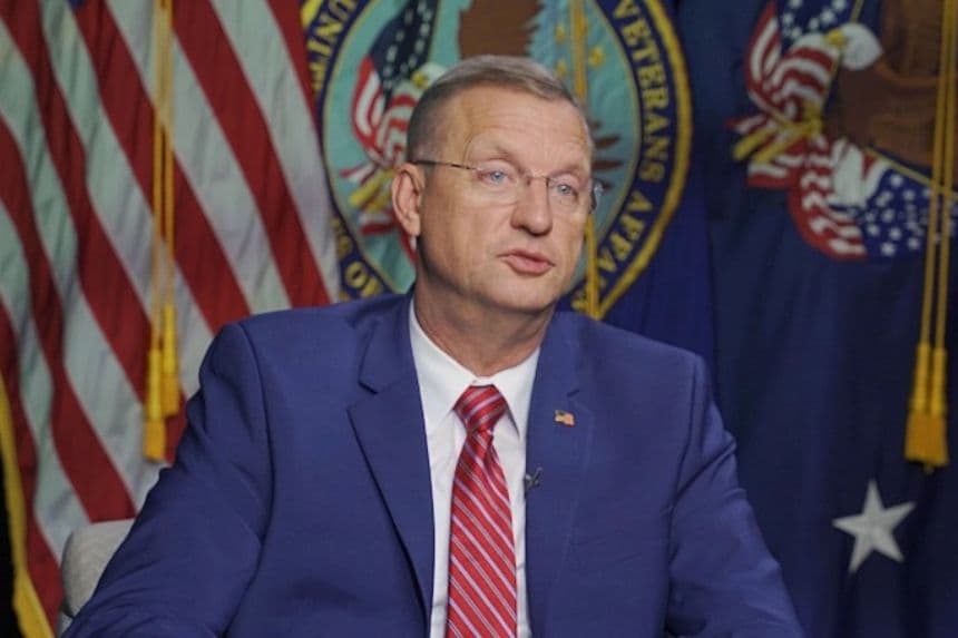 Doug Collins, el secretario de Asuntos de Veteranos, habla con Steve Lance, de NTD, el 9 de junio de 2025. (Ted Lin/NTD)