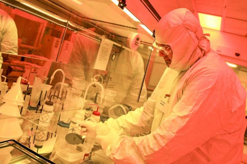 Un investigador del grupo de Ciencia de la Información Cuántica del Laboratorio Nacional de Oak Ridge (EE. UU.) fabrica circuitos fotónicos cuánticos para futuras tecnologías de comunicaciones, sensores y computación cuánticas. (Laboratorio Nacional de Oak Ridge)