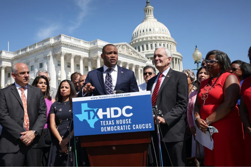Los representantes Marc Veasey (centro) y Lloyd Dogget (segundo por la derecha) de Texas hablan junto a los demócratas de la Cámara de Representantes de Texas durante una rueda de prensa sobre el derecho al voto celebrada frente al Capitolio de los Estados Unidos en Washington el 13 de julio de 2021. (Kevin Dietsch/Getty Images).