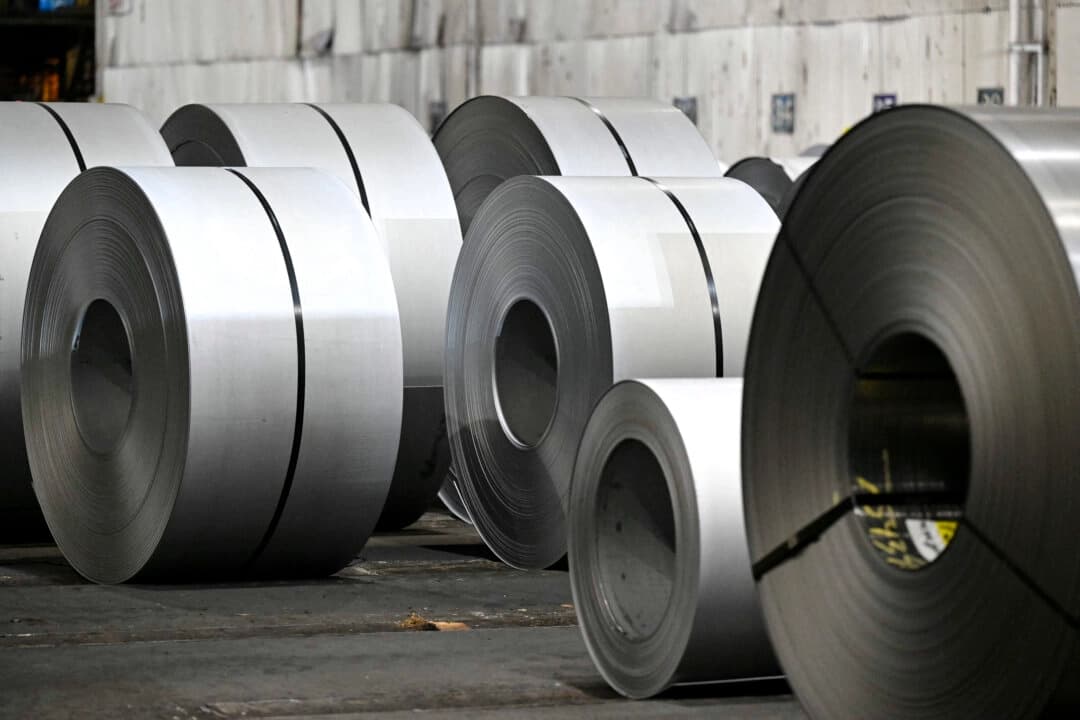 Se ven rollos de acero durante una manifestación en U.S. Steel-Irvin Works, en el suburbio de West Mifflin, Pensilvania, el 30 de mayo de 2025. (Saul Loeb/AFP a través de Getty Images)