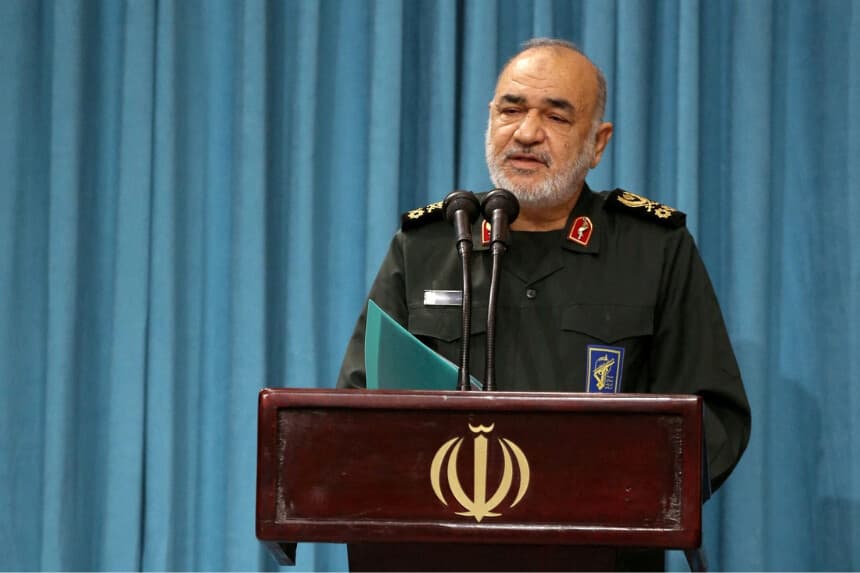 El comandante en jefe del Cuerpo de la Guardia Revolucionaria Islámica (IRGC), general de división Hossein Salami, habla durante una reunión con el líder supremo de Irán, el ayatolá Alí Jamenei, en Teherán, Irán, el 17 de agosto de 2023. (Oficina del líder supremo iraní/Agencia de Noticias de Asia Occidental a través de Reuters).