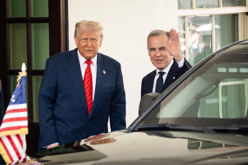 El presidente de los Estados Unidos, Donald Trump, saluda al primer ministro canadiense, Mark Carney, en la Casa Blanca en Washington el 6 de mayo de 2025. (Madalina Vasiliu/The Epoch Times)