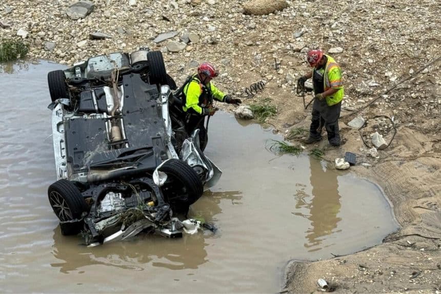 Un equipo trabaja cerca de un vehículo que fue arrastrado por las inundaciones en San Antonio, Texas, el 12 de junio de 2025. (Lekan Oyekanmi/AP Photo)
