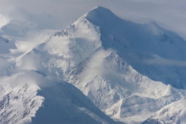 Esquiador atrapado en avalancha es la segunda persona que muere este año en el monte McKinley, Alaska