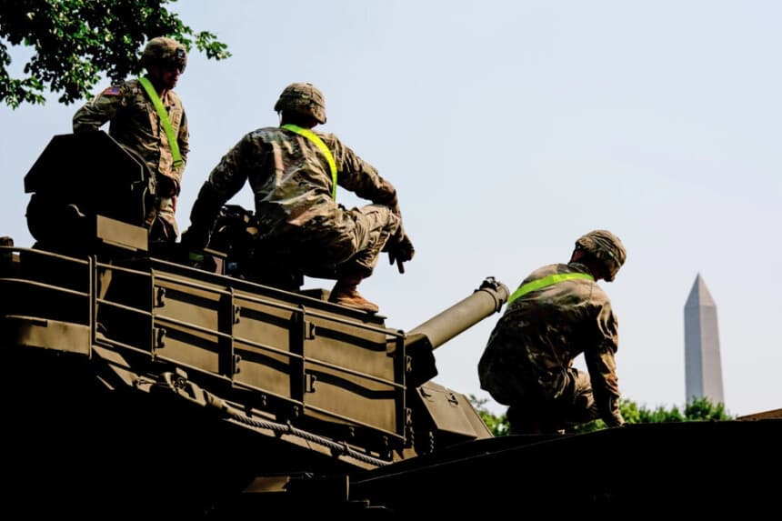 El Monumento a Washington es visible mientras soldados del Ejército de los Estados Unidos trabajan en una variedad de tanques M1 Alpha a3 Abrams, vehículos blindados Stryker y vehículos de combate M2 Bradley en el West Potomac Park de Washington D. C. el 11 de junio de 2025. Andrew Harnik/Getty Images