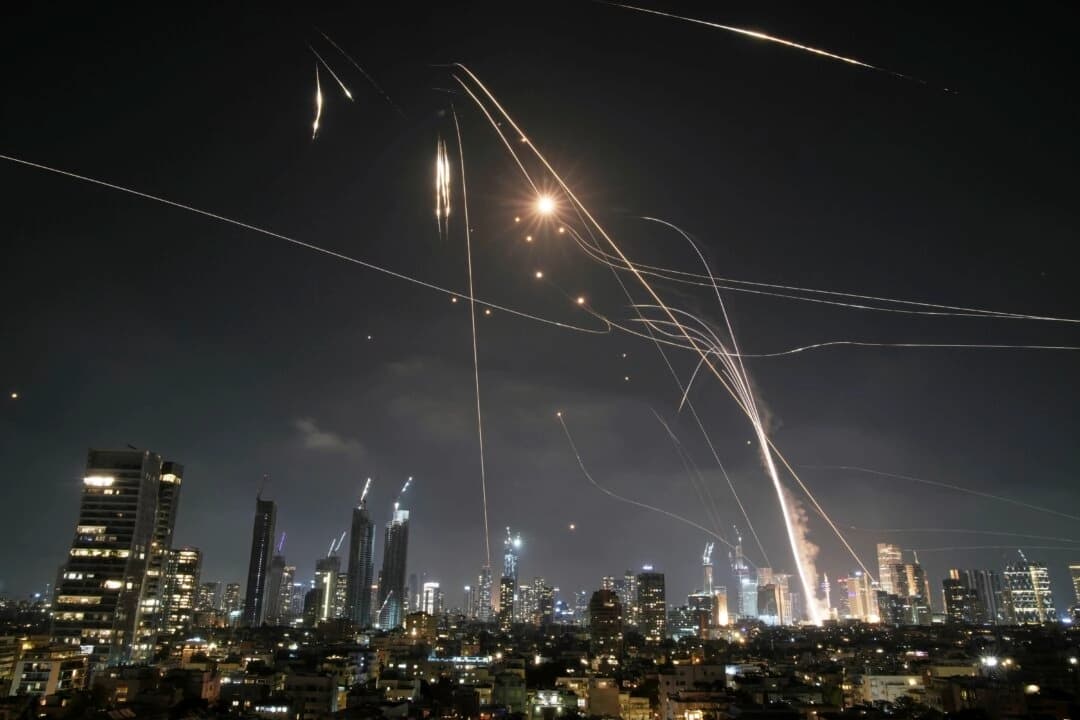 El sistema de defensa aérea israelí Iron Dome dispara para interceptar misiles sobre Tel Aviv, Israel, el viernes 13 de junio de 2025. (Foto AP/Leo Correa)