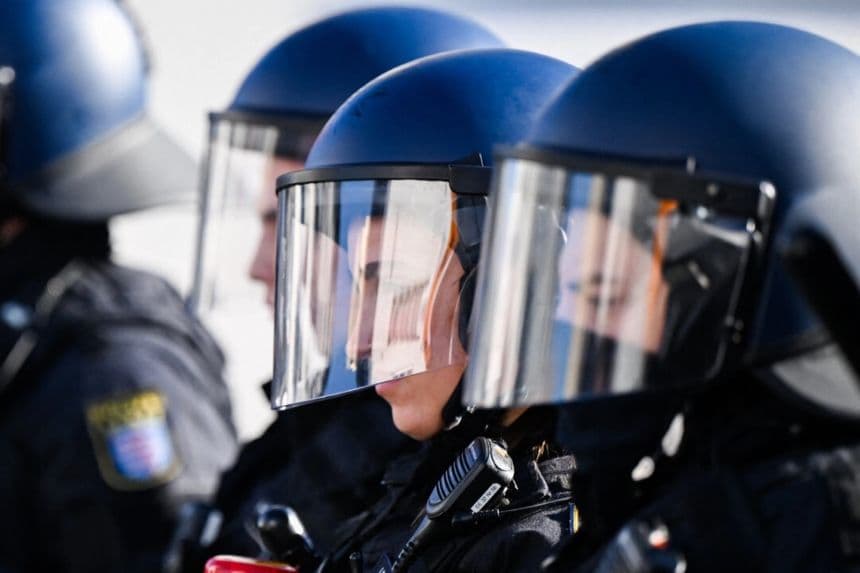 La policía bloquea el acceso por carretera a un mitin electoral de la AfD durante una manifestación bajo el lema «Bloquead a Alice Weidel», copresidenta del partido Alternativa para Alemania (AfD), en Neu-Isenburg, cerca de Fráncfort del Meno, en el oeste de Alemania, el 1 de febrero de 2025. (Kirill Kudryavtsev / AFP)